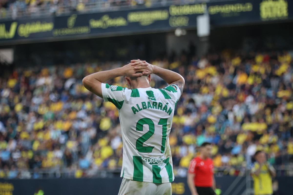 Carlos Albarrán se lamenta tras un lance del duelo a domicilio con el Cádiz, primero de este tercio.
