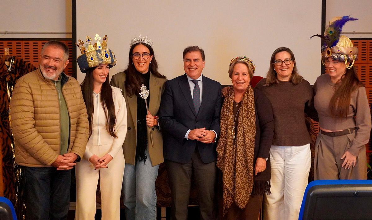 El alcalde de Punta Umbría (c) junto con las tres mujeres reinas magas.