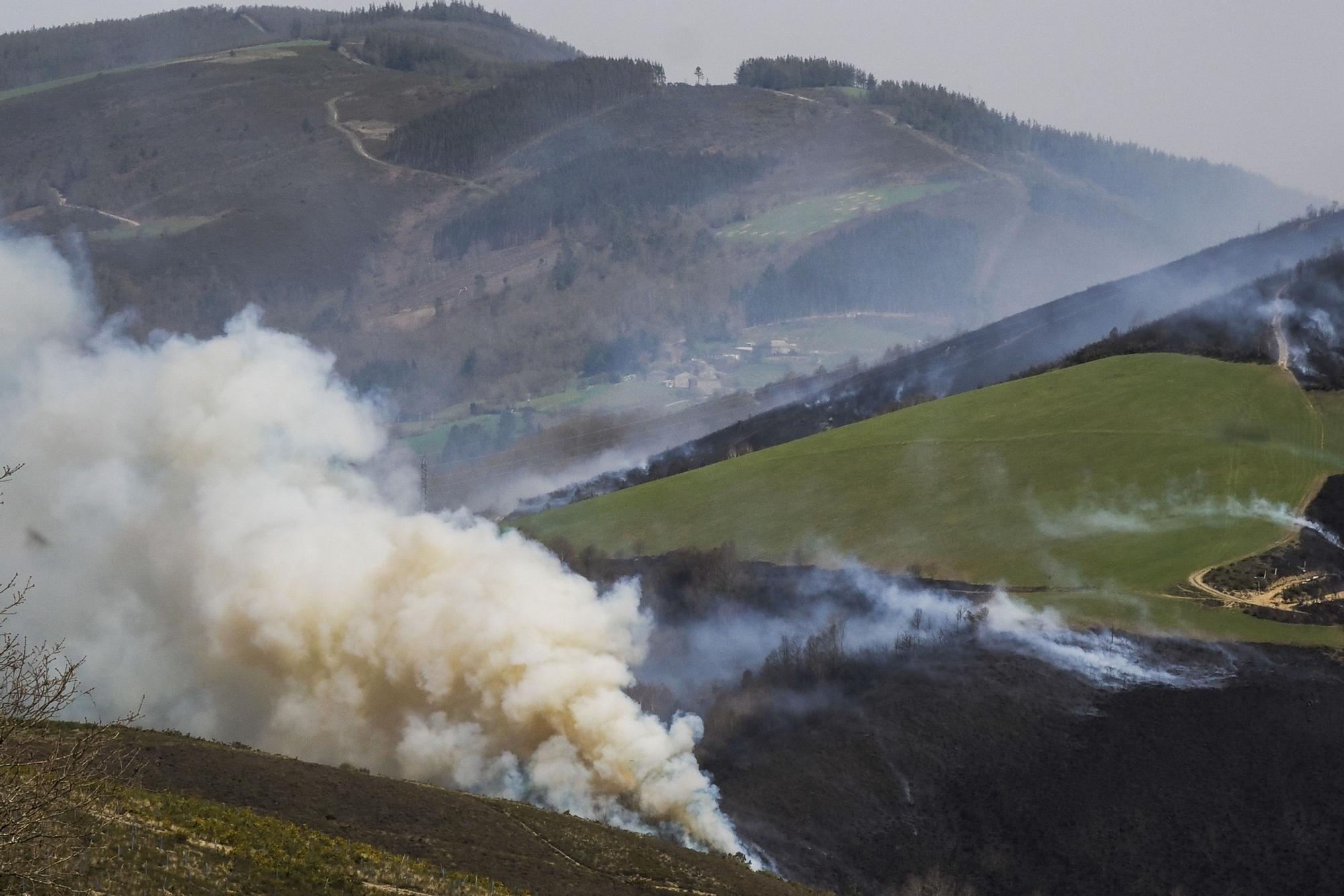 El viento alimenta la primera ola de incendios del año en Galicia en Baleira