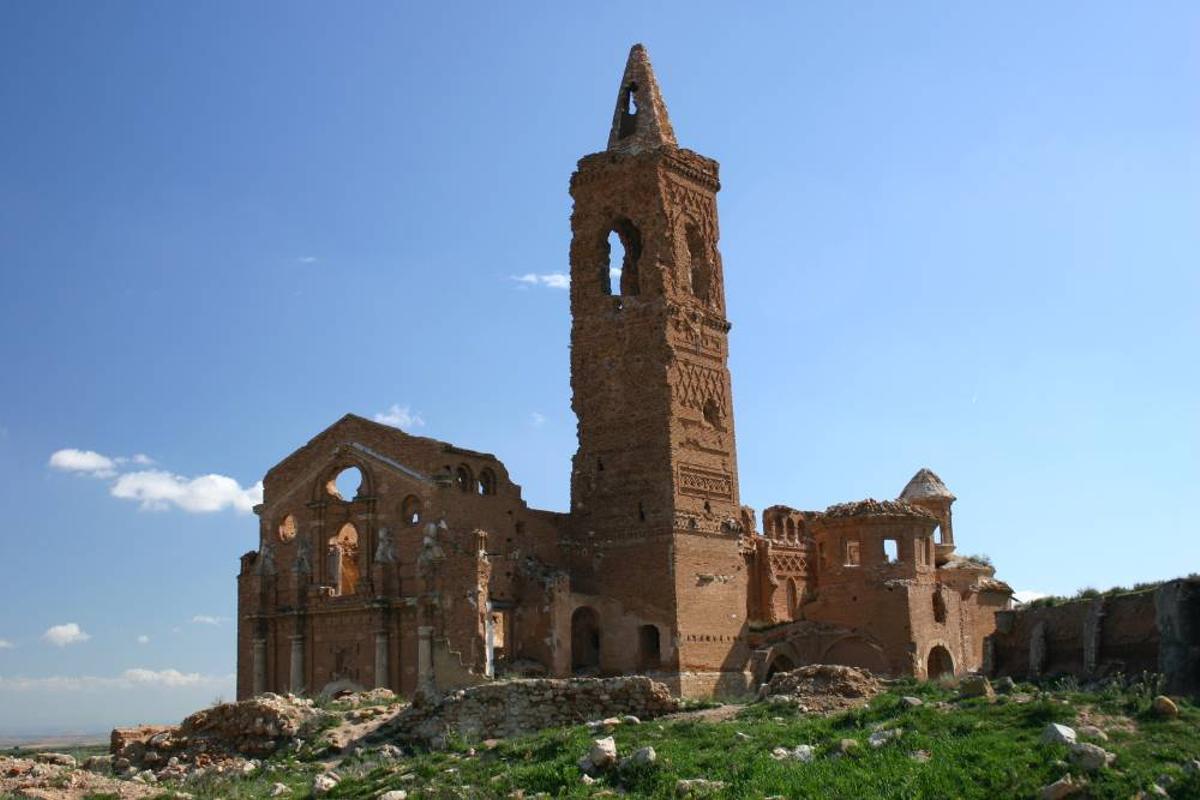 Vista de la iglesia del Viejo Belchite