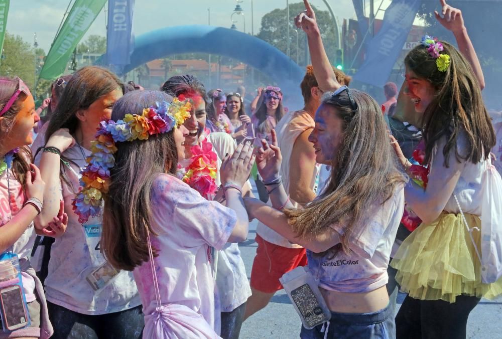 La carrera más colorida reúne a miles de participantes en Vigo