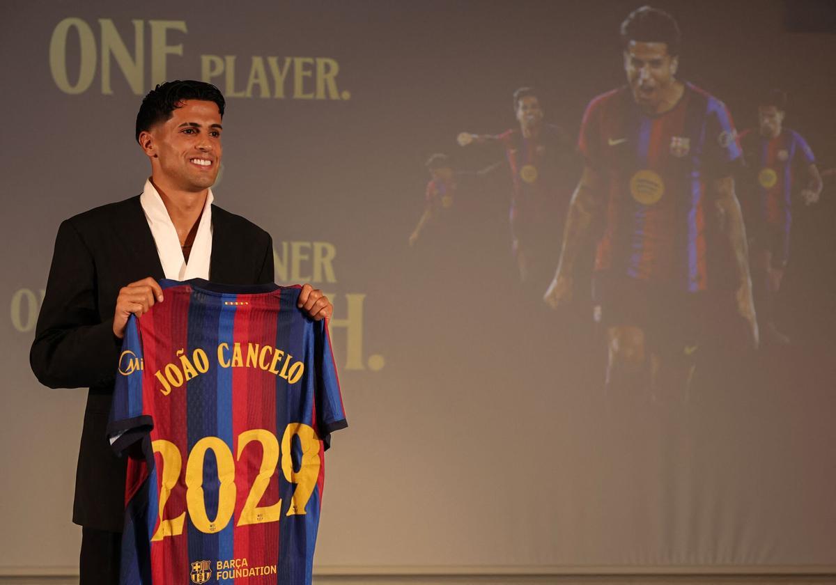 Cancelo, durante el acto de su tercera presentación.