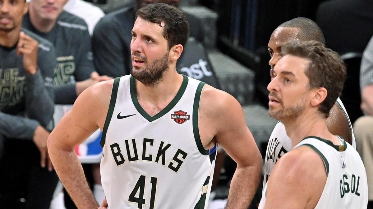 Nikola Mirotic y Pau Gasol, con los Bucks, en un partido contra los Spurs.