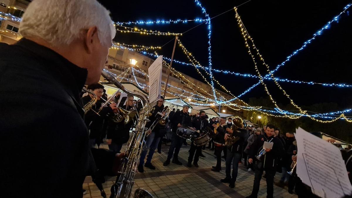 La inauguración del Mercadillo Navideño en la plaza de la Hispanidad de Elda con la Acústic Band..