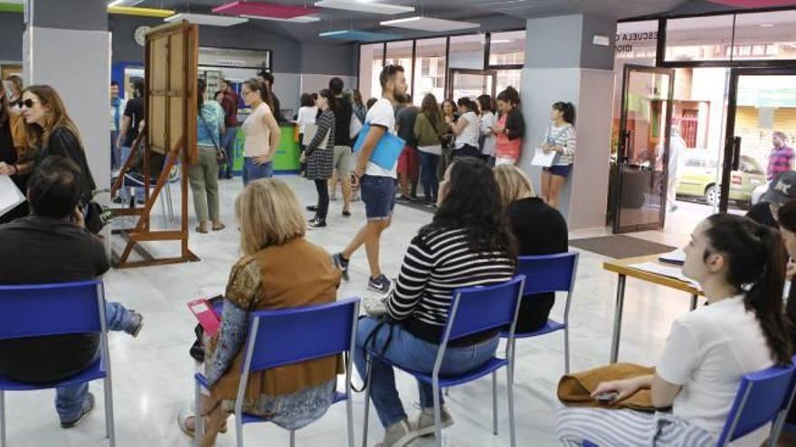 Colas para pedir plaza en la Escuela de Idiomas de Alicante, que mantendrá abierta la matrícula mientras disponga de vacantes.