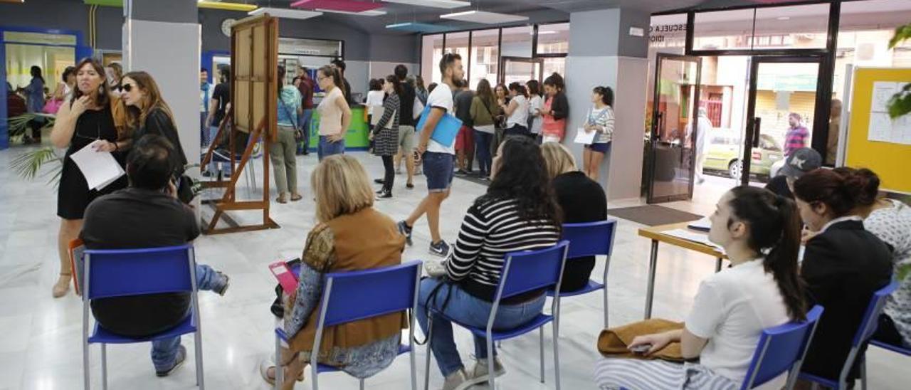 Colas para pedir plaza en la Escuela de Idiomas de Alicante, que mantendrá abierta la matrícula mientras disponga de vacantes.