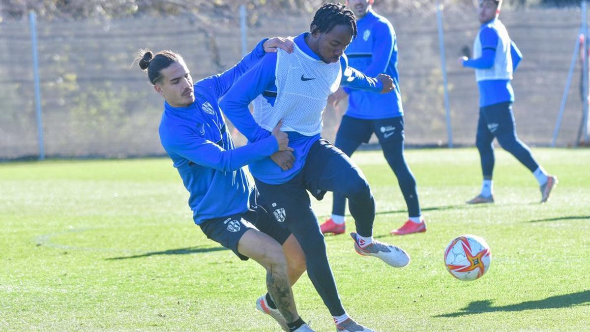 Nwakali y Seoane pugnan por un balón en un entrenamiento.
