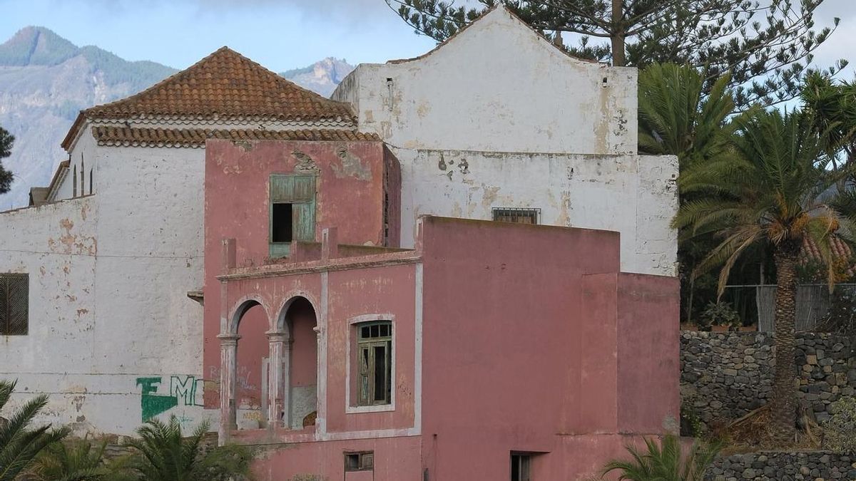 Vista de la casa roja actualmente okupada, anexa a la iglesia de San Francisco de Telde.