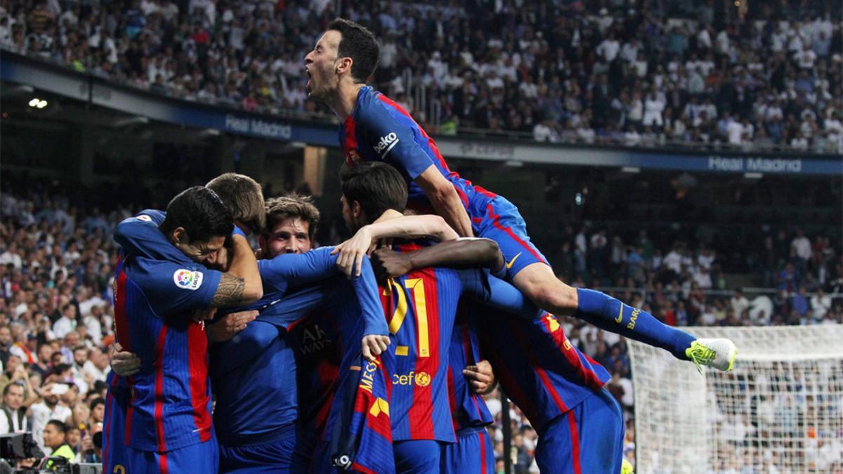 Los jugadores del Barça celebran uno de sus goles en el clásico frente al Real Madrid en el Santiago Bernabéu de la Liga 2016/17