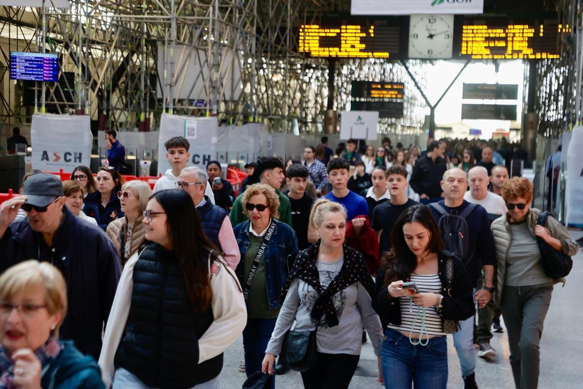 Miles de pasajeros llegan a la estación del Norte desde Gandia y Xàtiva antes del cierre por la mascletà