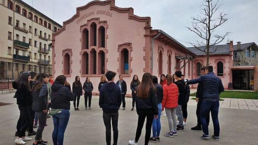 Un grup de joves en una activitat al Centre Cívic de l&#039;Escorxador