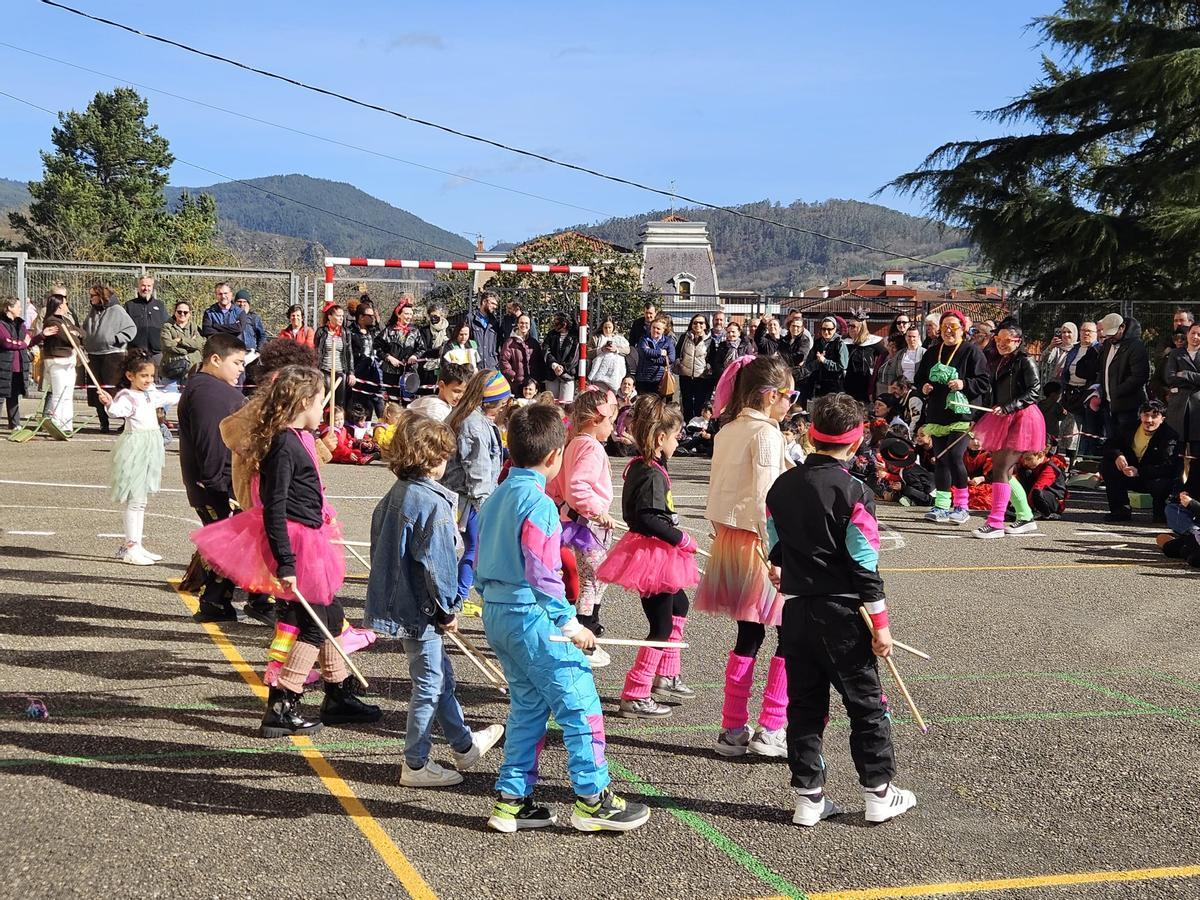 El colegio Bernardo Gurdiel de Grado explosiona por el Antroxu, en imágenes