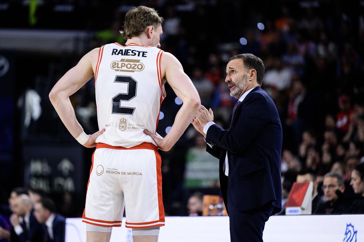 Sander Raieste, del UCAM Murcia, en el partido de Copa junto a Sito Alonso.