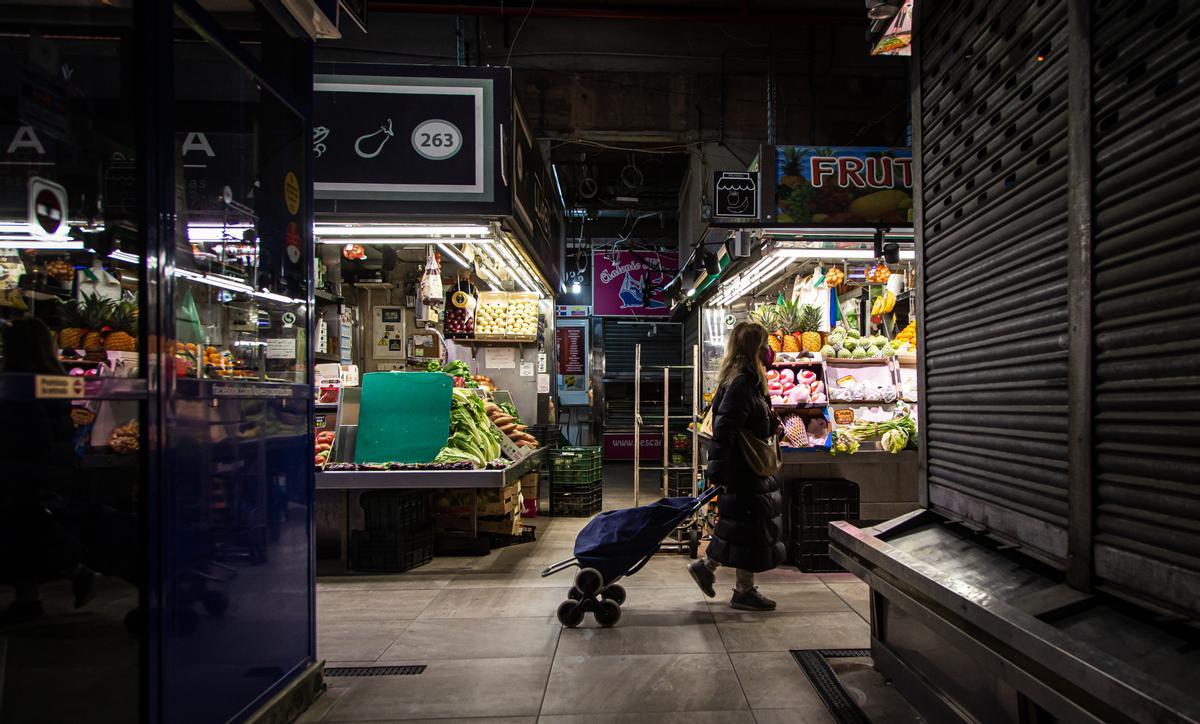 Imagen interior del Mercado de Maravillas en Madrid donde los clientes hacen sus compras.