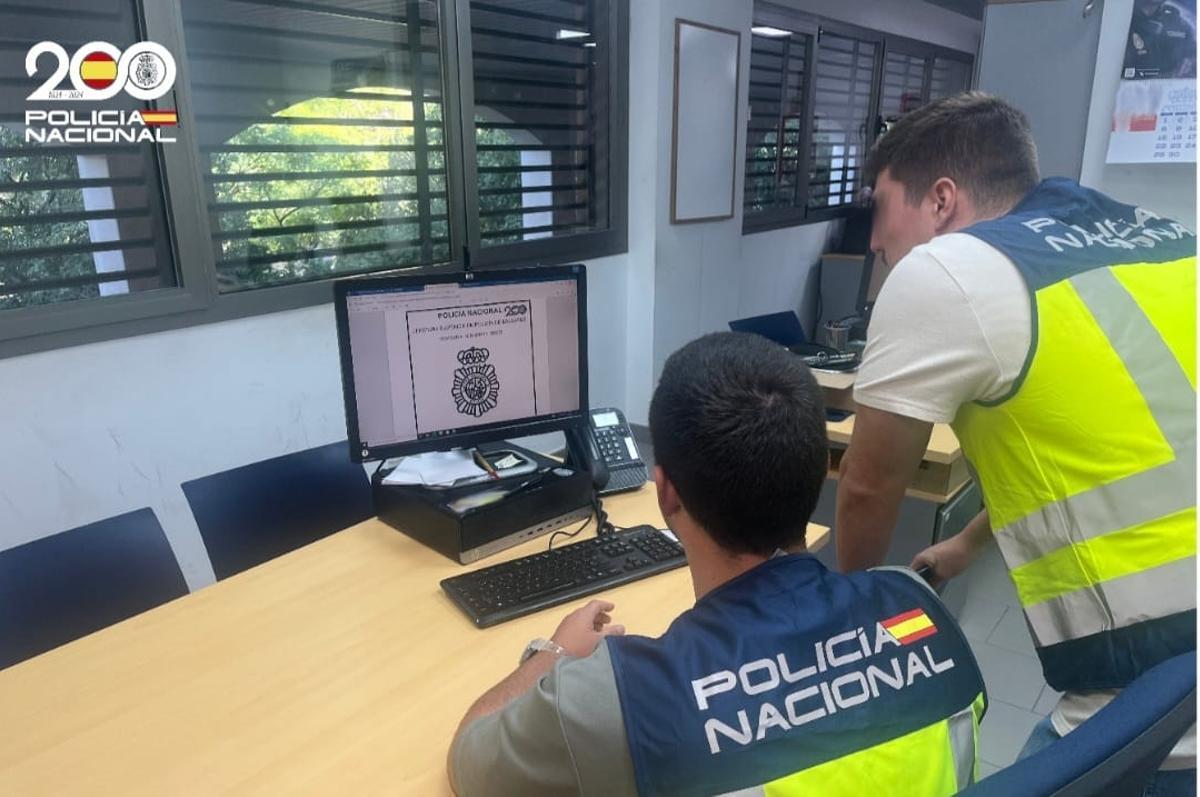 Dos agentes de la Policía Nacional, en la Jefatura de Palma.