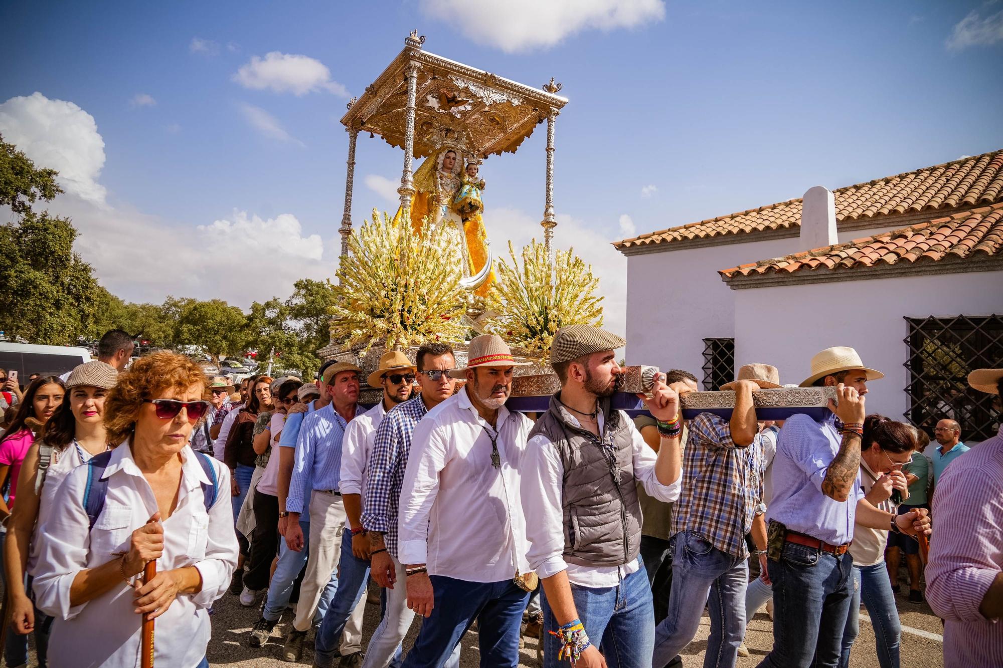 La Virgen de Luna regresa a su ermita rodeada de romeros