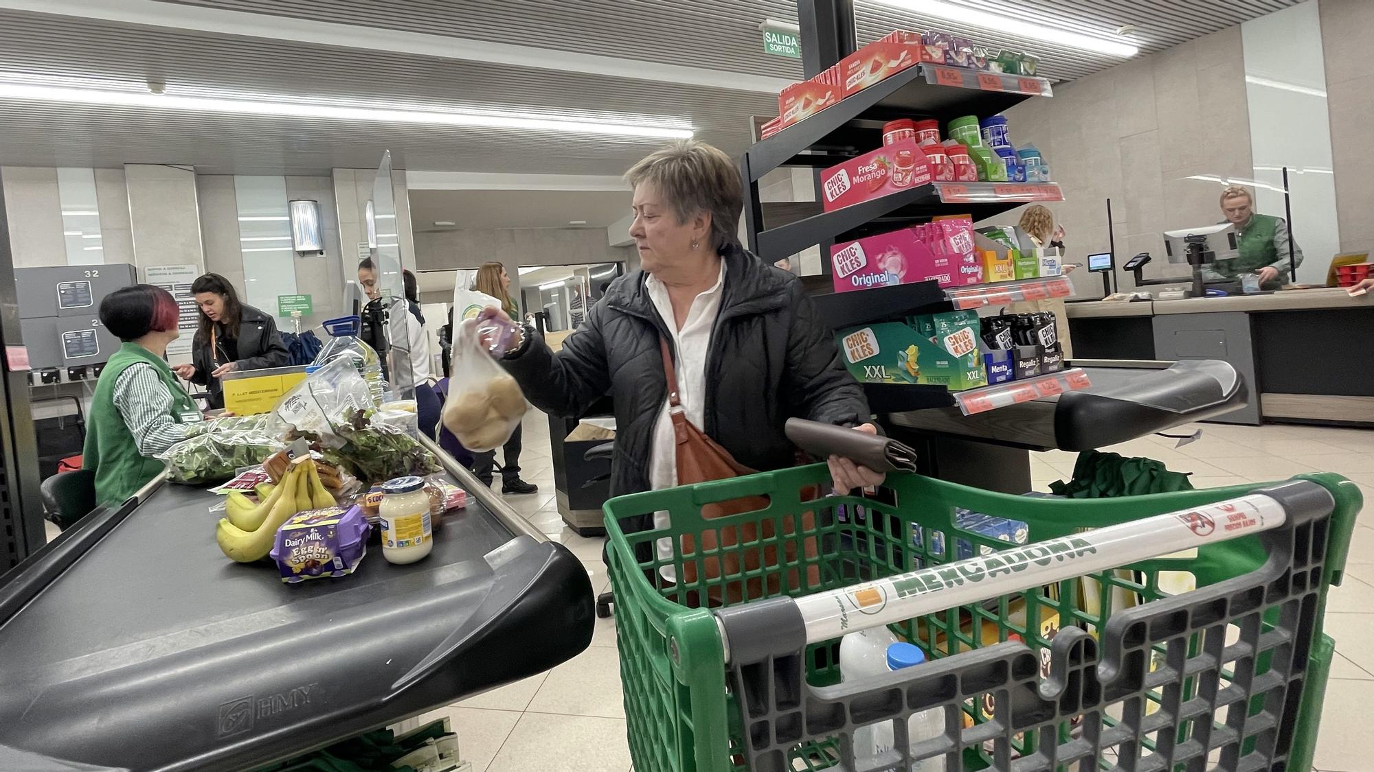 Barcelona 14/03/2023 . Economía Cesta de la compra carro de la compra inflación precios y consumo cesta básica En la foto, supermercado Mercadona en el Eixample Fotografía de Ferran Nadeu