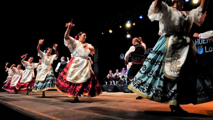 Un baño de tradición entre gaitas, danzas ecuatorianas y serbias a orillas de Los Alcázares