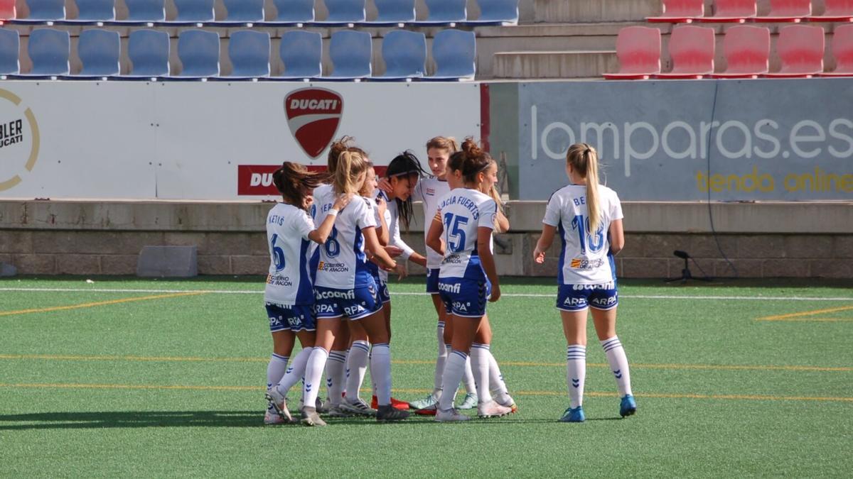 Las jugadoras del Zaragoza CFF se abrazan tras un gol.