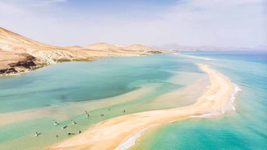 Una playa en Canarias con arena dorada, agua cristalina y dos orillas