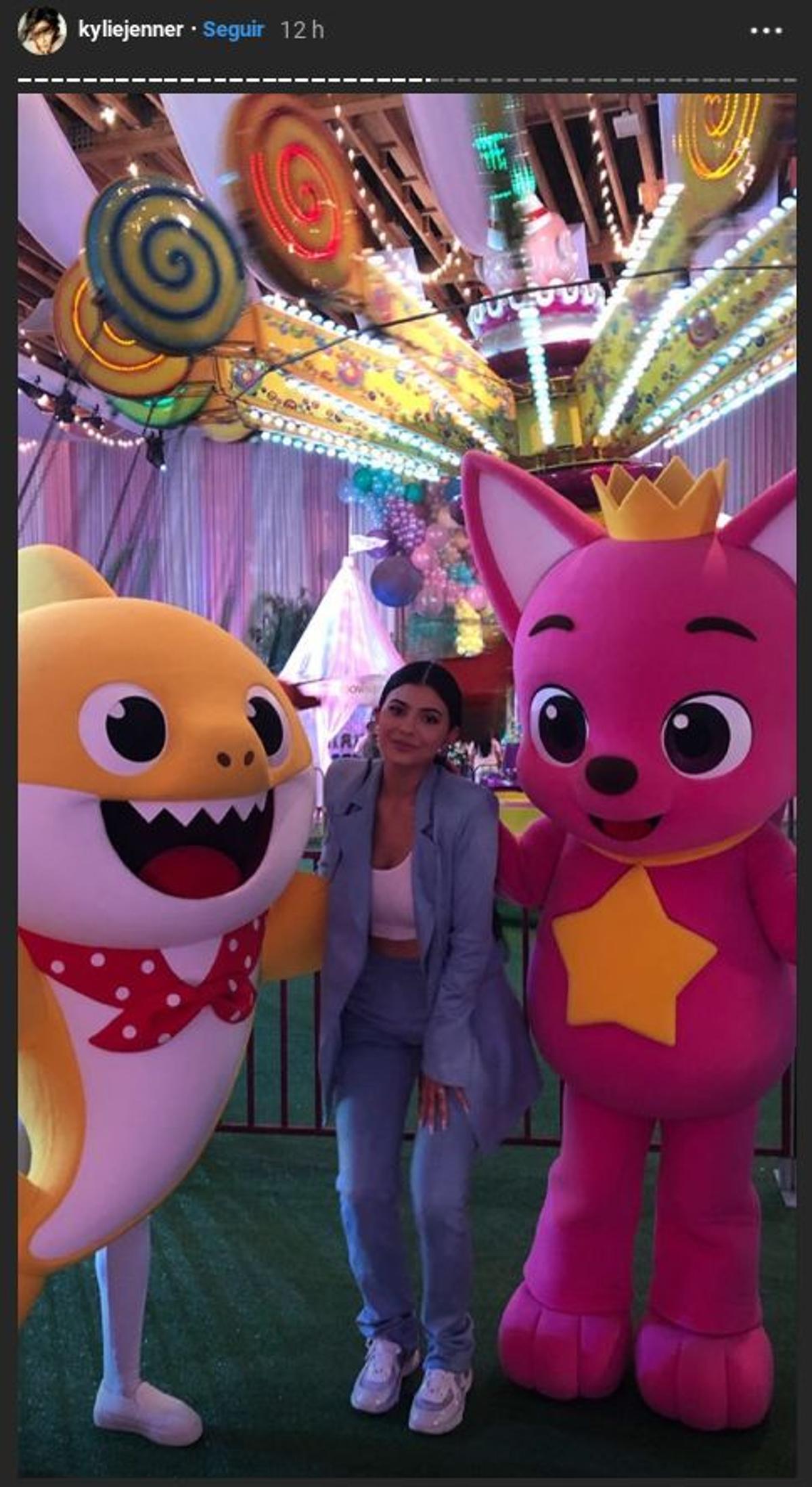 Kylie Jenner posa con unos amigos muy especiales en la fiesta de cumpleaños de su hija