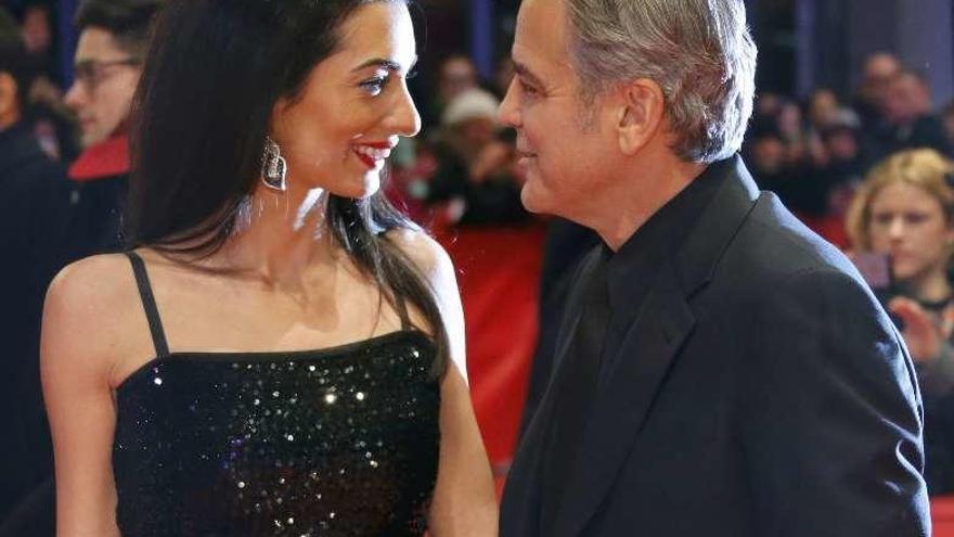 George Clooney con su mujer, Amal.