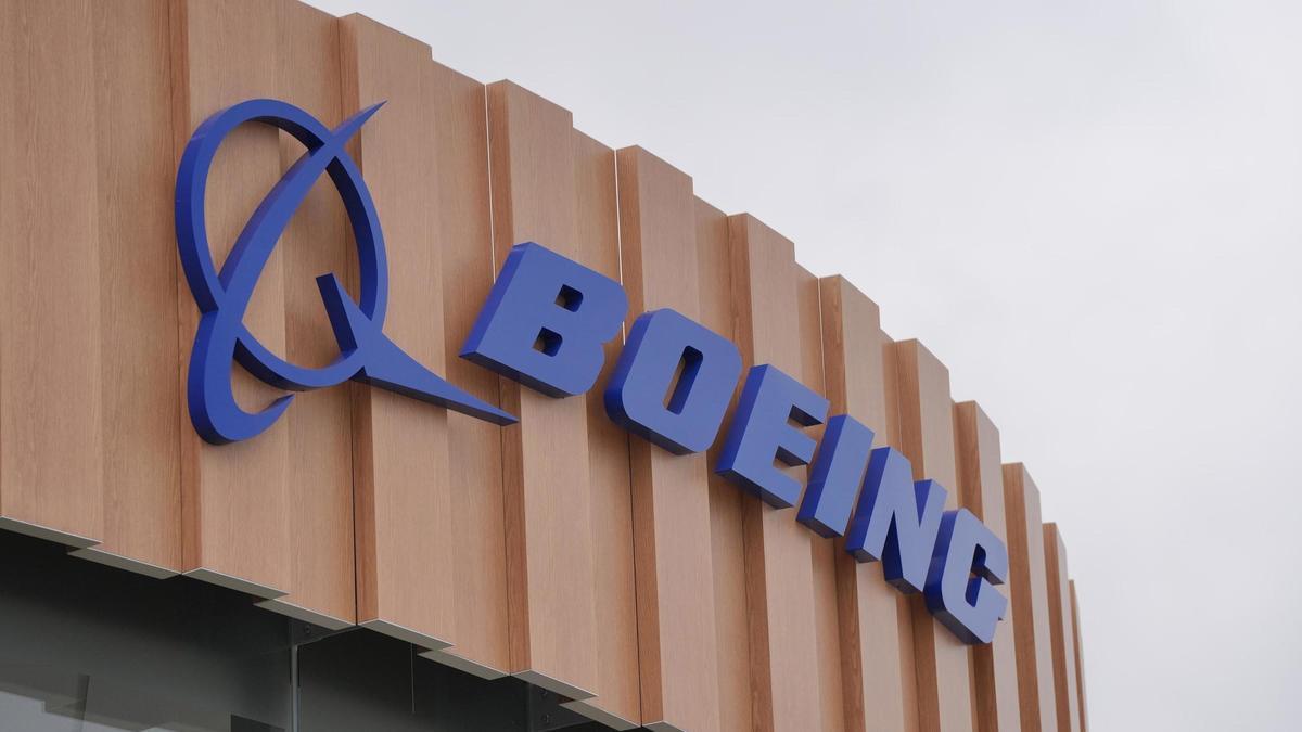Archivo - 22 July 2024, United Kingdom, Farnborough: A sign for Boeing is seen at the Farnborough International Airshow. Photo: Jonathan Brady/PA Wire/dpa