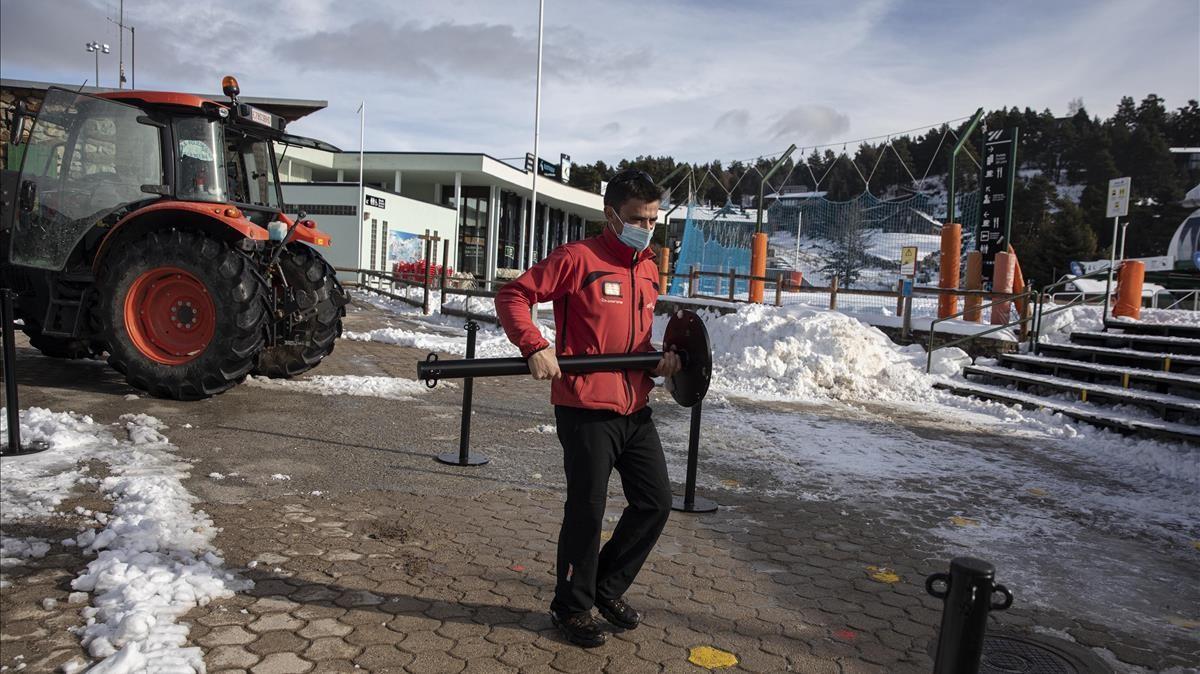 La Molinia  13 12 2020  Un trabajador de la estacion de esqui hacieendo preparativos el dia previo a las aperturas de las estaciones de esqui  Autor  David Aparicio