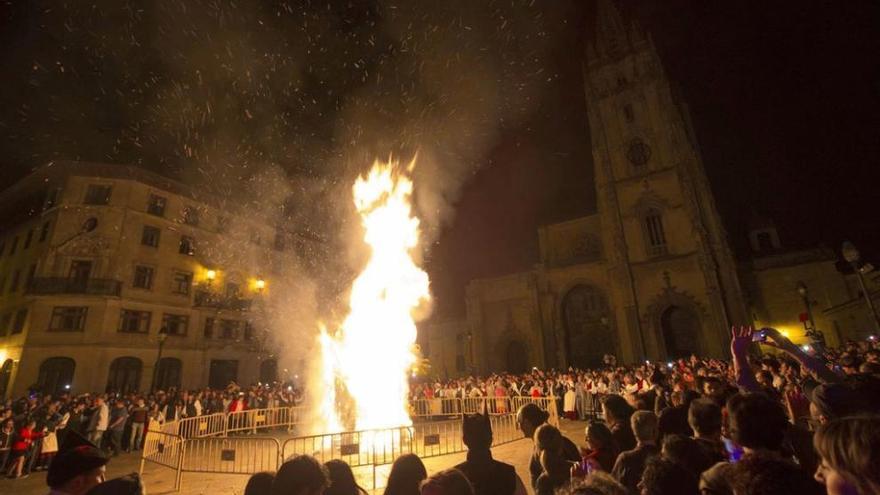 La hoguera, durante la pasada noche de San Juan, en la plaza de La Catedral miki lópez