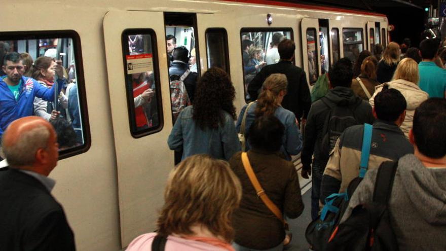 L&#039;andana de l&#039;estació de metro de Diagonal.