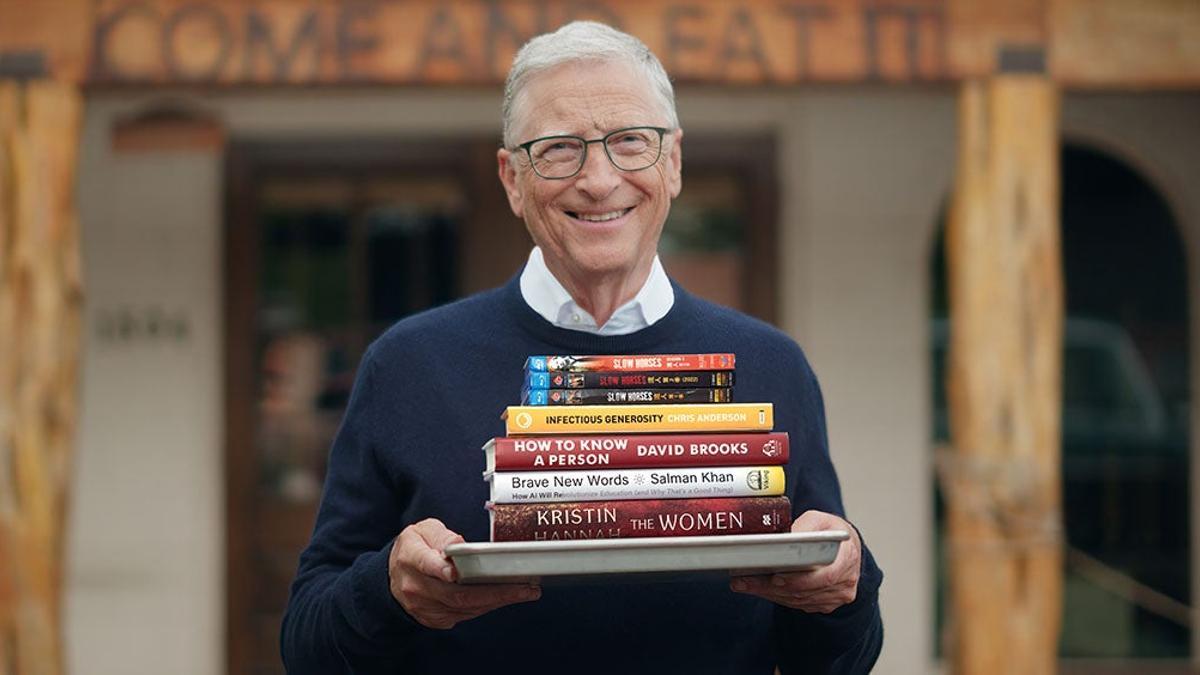 Bill Gates asegura que leer 50 libros al año es posible gracias a sus trucos de lectura.