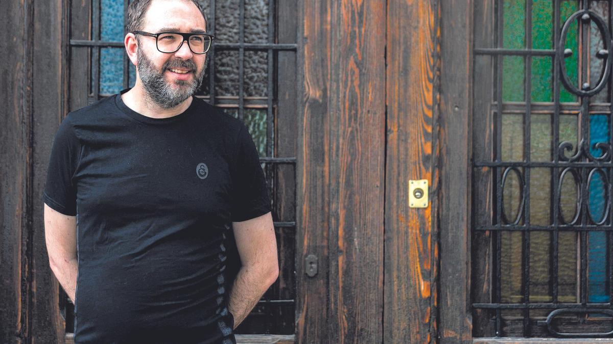 Axel Torres posando para la entrevista a SUPER en su visita a Valencia para presentar su cuarto libro, &quot;Crónicas balcánicas&quot;