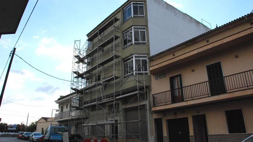 Edificio de cuatro plantas, en la calle García Lorca de Lloseta, que fue desalojado por riesgo de derrumbe.