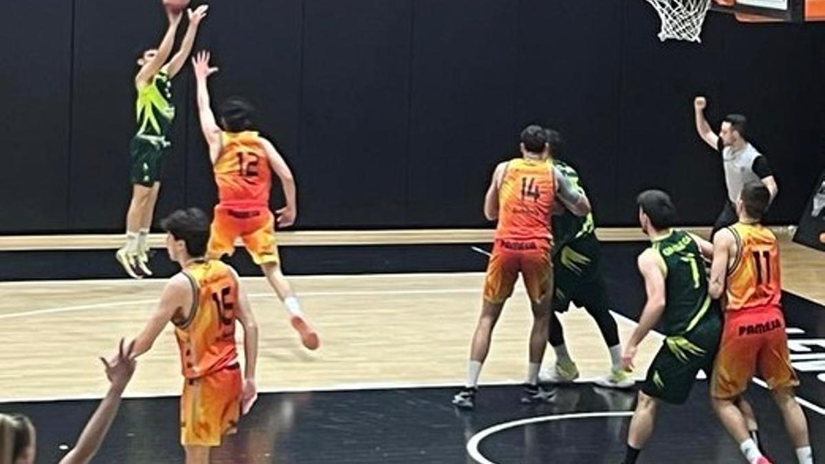 Un lanzamiento exterior del CB Sueca durante el partido ante el Valencia Basket.