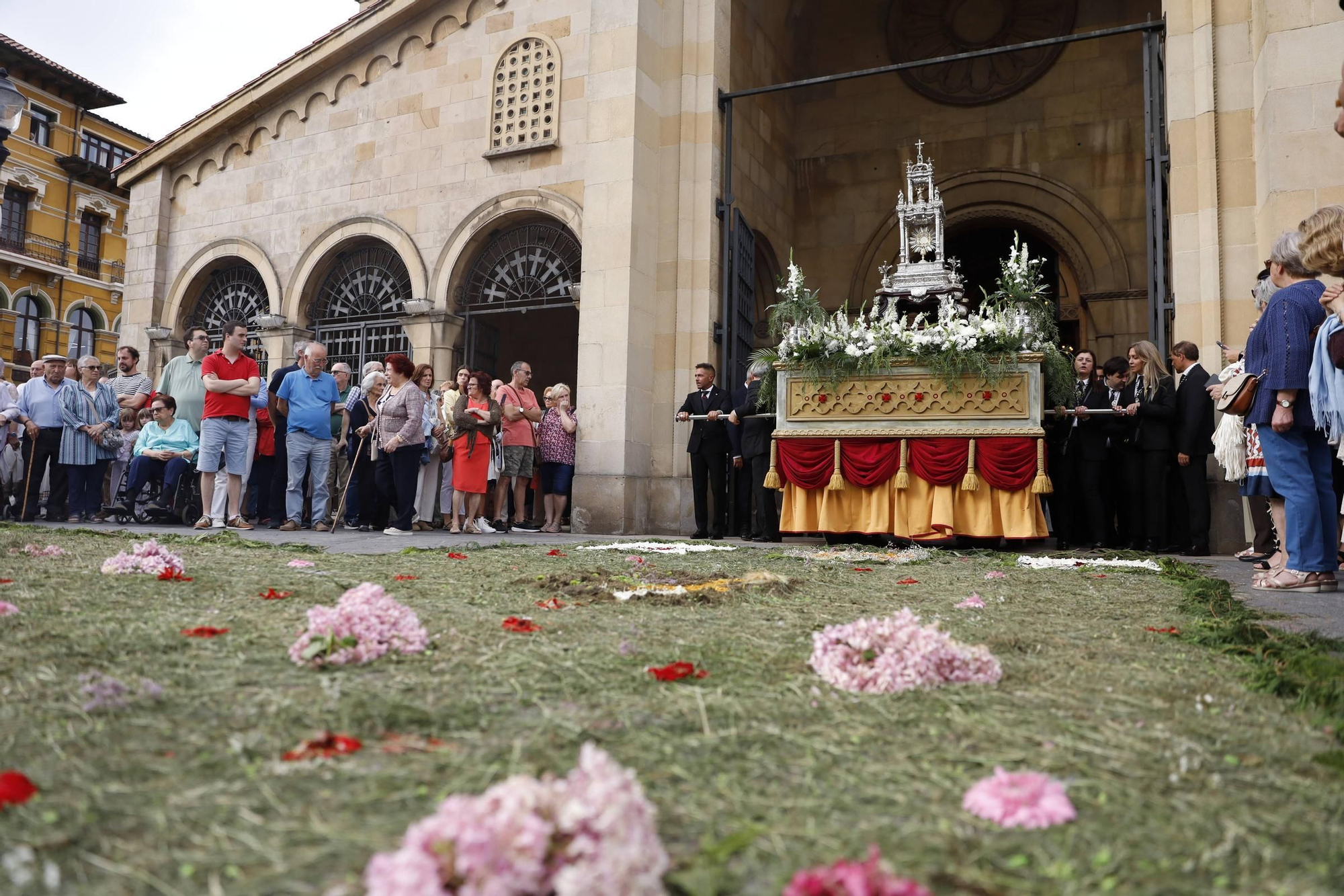 Pétalos, incienso, niños... así fue la procesión del Corpus Christi en Gijón (en imágenes)