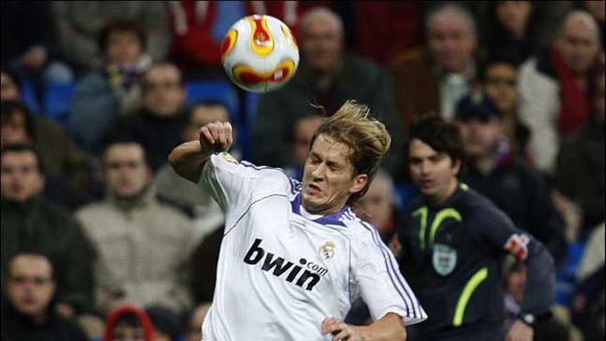 El madridista Michel Salgado cae ante la entrada del jugador mallorquinista Trejo