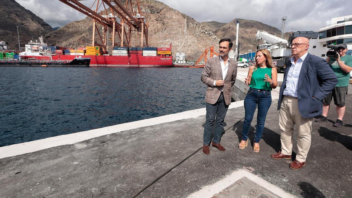 El consejero insular de Turismo, la presidenta del Cabildo y el presidente de Puertos de Tenerife.