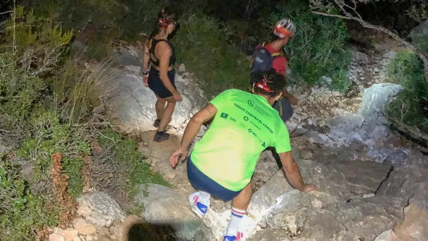 Los bomberos rescatan a dos senderistas sorprendidos por la noche en Calpe