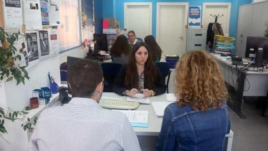 Emprendedores reciben asesoramiento en la Unidad de Empresas del IMFE, en la calle Victoria.