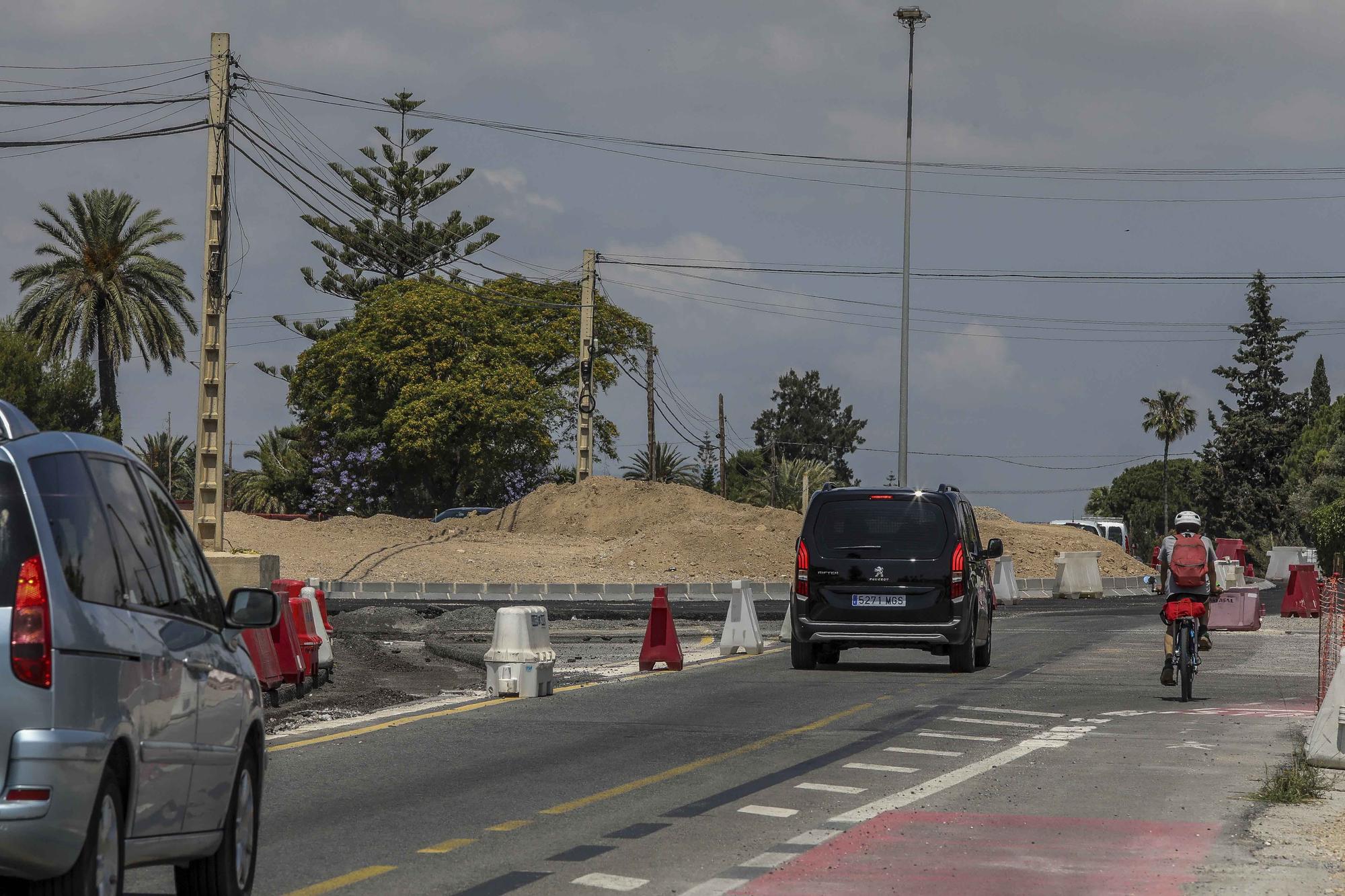 Las obras en el vial entre Elche y Santa Pola aceleran con la extension de la mediana y dos nuevas rotondas