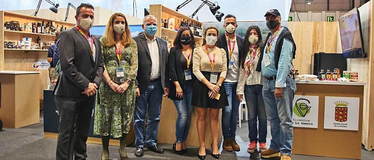 Casimiro Curbelo y Angélica Padilla con una representación de productores de la marca Alimentos de La Gomera.