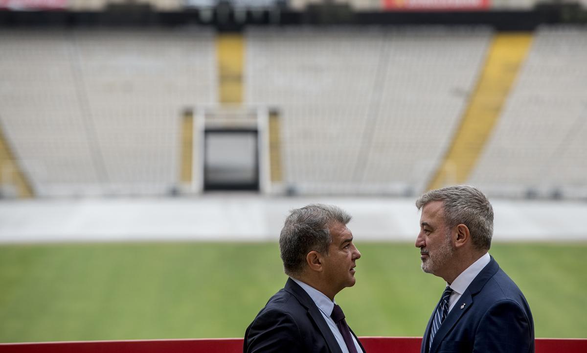 Joan Laporta, presidente del Barça, y el primer teniente alcalde del Ajuntament de Barcelona, Jaume Collboni, escenifican bajo la puerta de maratón del estadio olímpico Lluis Companys en Montjuic, el acuerdo entre la institución azulgrana y el Ajuntament para que el primer equipo de fútbol juegue en la instalación la temporada 2023/24 por las obras en el Camp Nou.