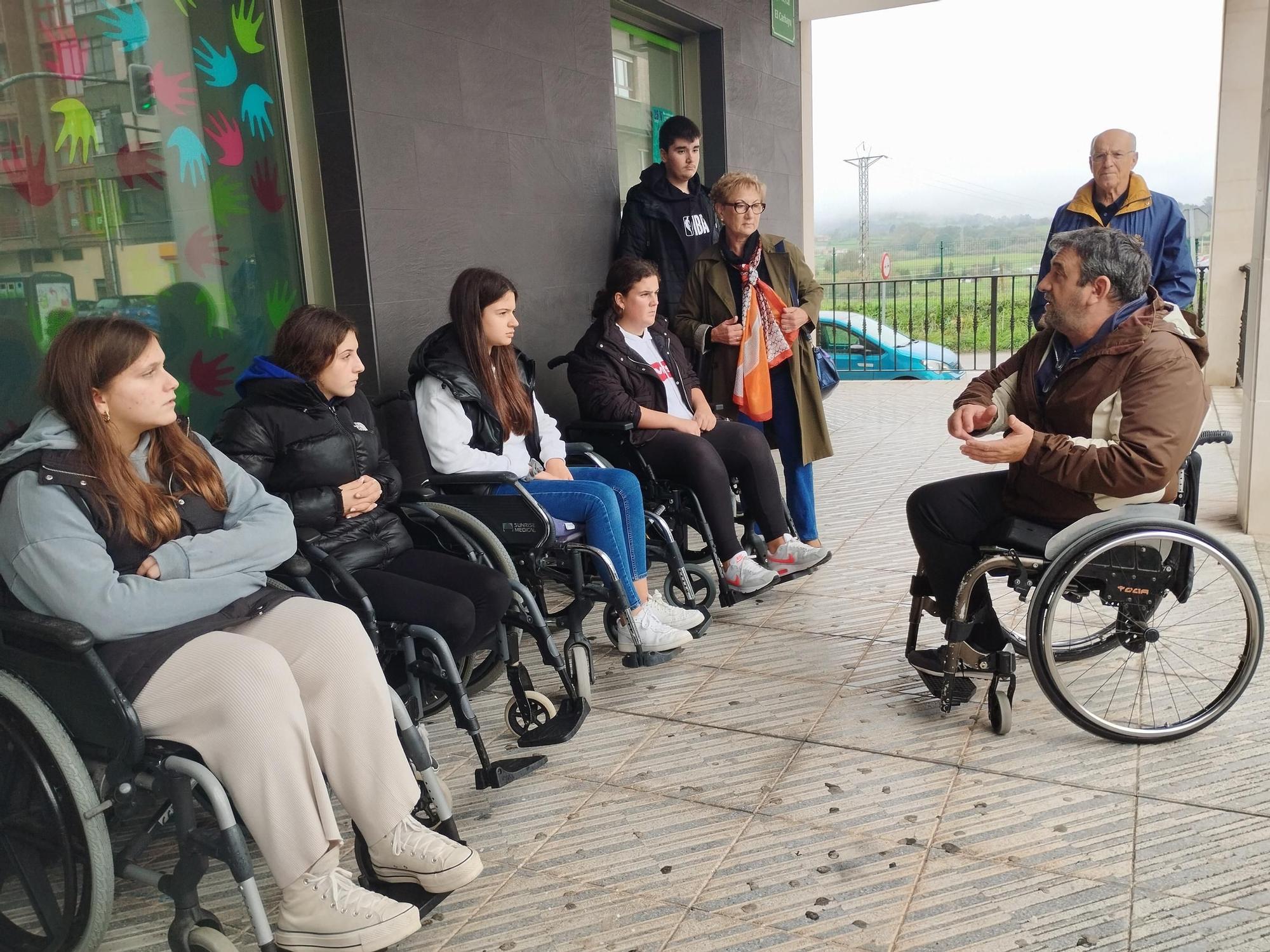 Así fue el paseo en silla de ruedas de los estudiantes del IES de Llanera