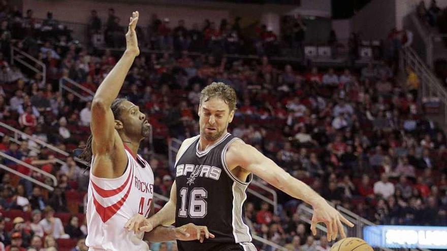 Pau Gasol lucha con Hilario durante un partido de esta temporada. // Efe