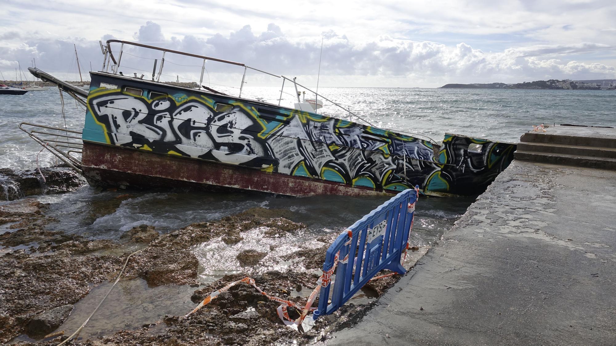 El oleaje destroza contra las rocas de Portals un barco varado