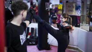 Adolescentes practican deportes de contacto en el gimnasio Fitness Prat de El Prat de Llobregat.