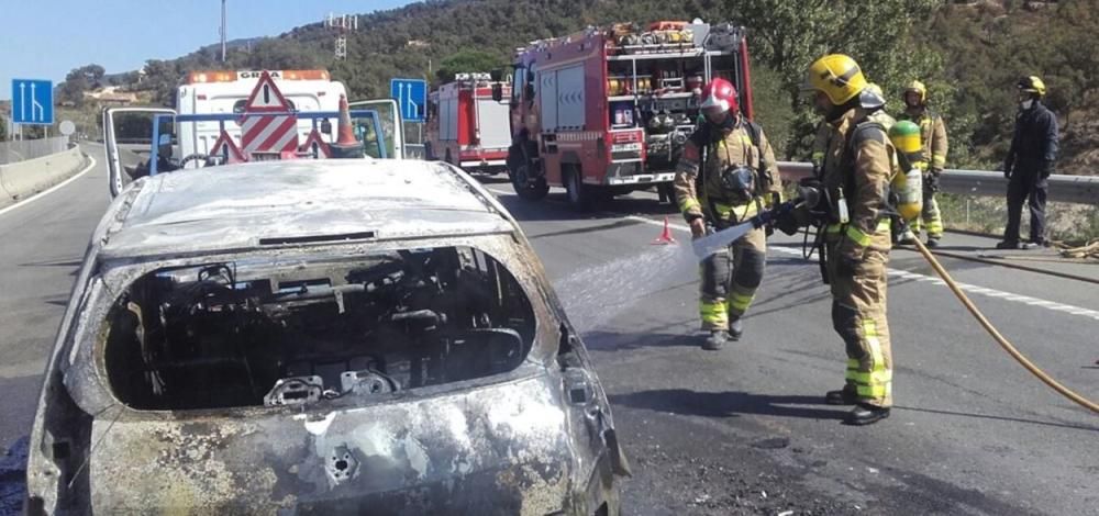 S''incendia un cotxe a l''autopista prop de la frontera de La Jonquera