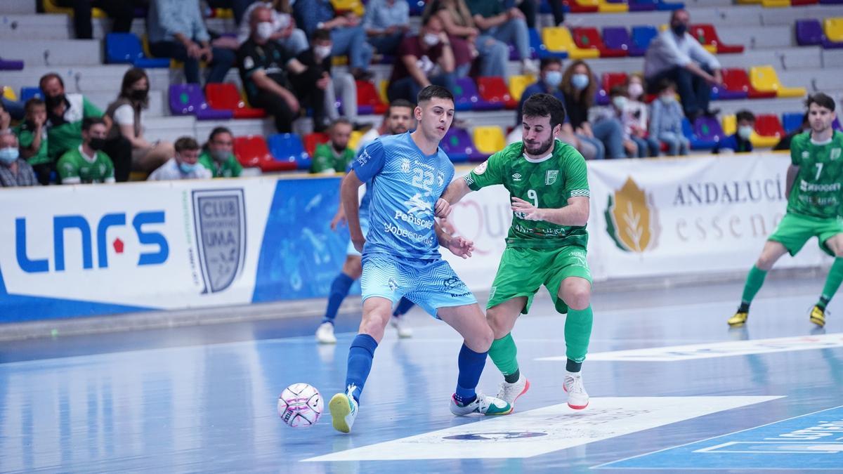 Agustín Plaza protege el balón ante la presión del futbolista del UMA Antequera en una acción del partido.