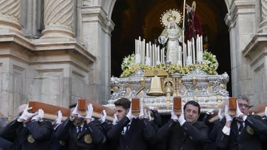 Los costaleros sacando el paso de San Juan y La Virgen de Santa María.