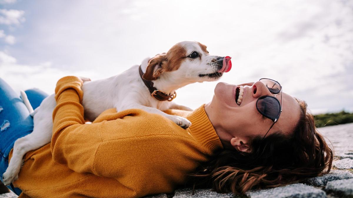 Una mujer abraza a su perro.